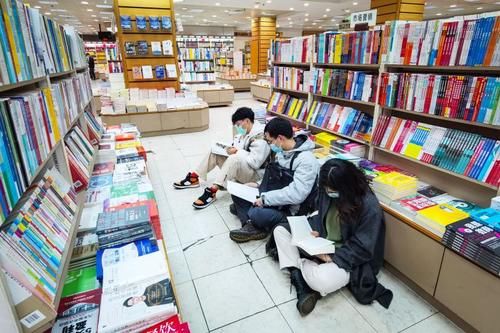 中年|这个春节假期，有些青年在上海书城席地而坐，在书香中度过……