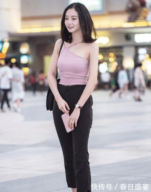 马丁靴|粉色围脖搭配黑色休闲裤,青春减龄,彰显时尚气质