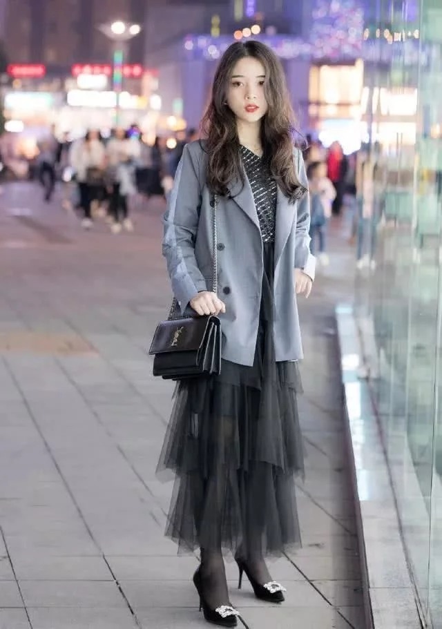 街拍:身材高挑小姐姐,背心搭配牛仔热裤,尽展纤细大长腿