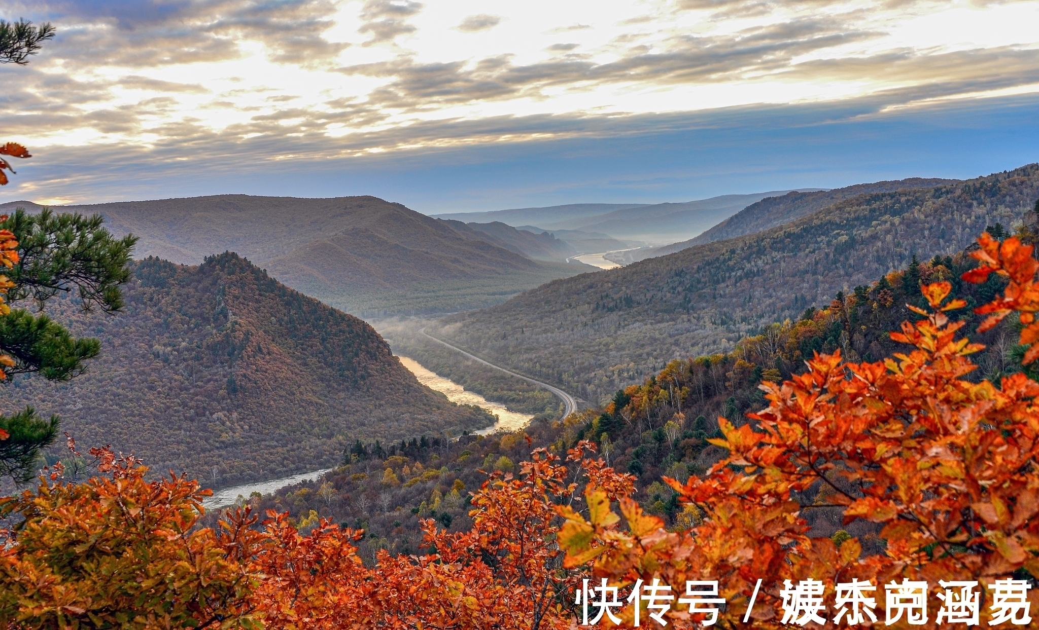 塞外$纳兰性德三首塞外深秋词,冷丽深邃,深山夕照深秋雨