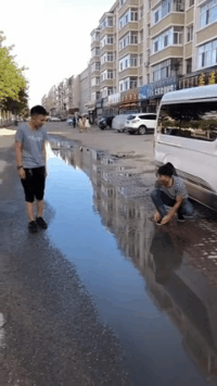 |搞笑GIF:大爷,我只是想拍个照,你没必要拿鞭子抽我吧!