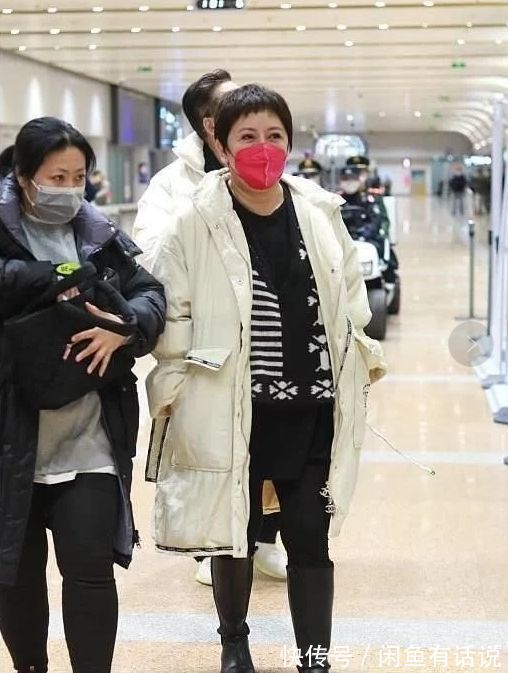 绗缝|向太胖得坦荡,穿羽绒服配小脚裤显富态,胖阿姨学她这样穿挺时髦