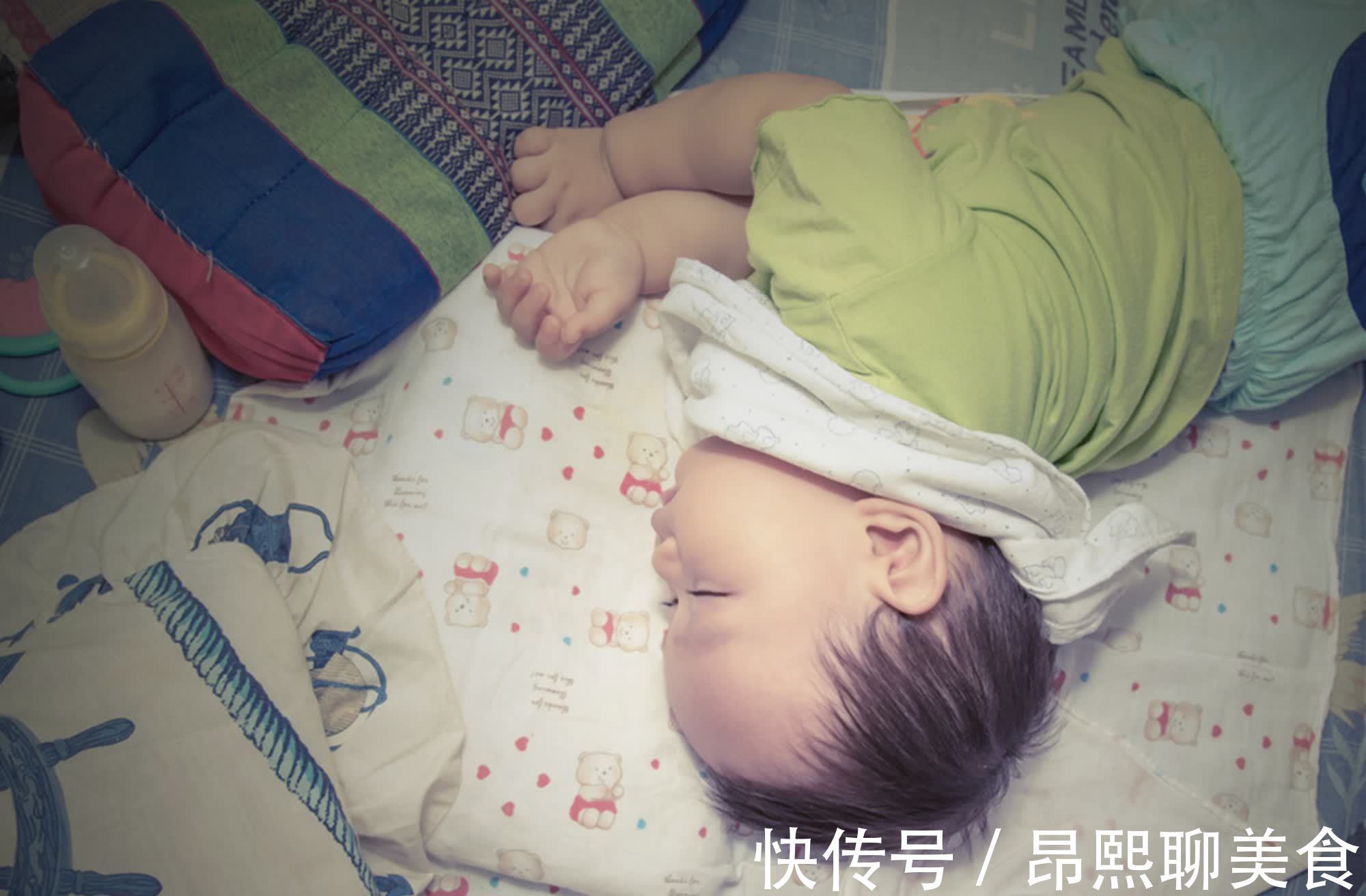 小雯|抱着睡、放下醒的“睡渣”宝宝,你家有同款吗?这几招或许有效