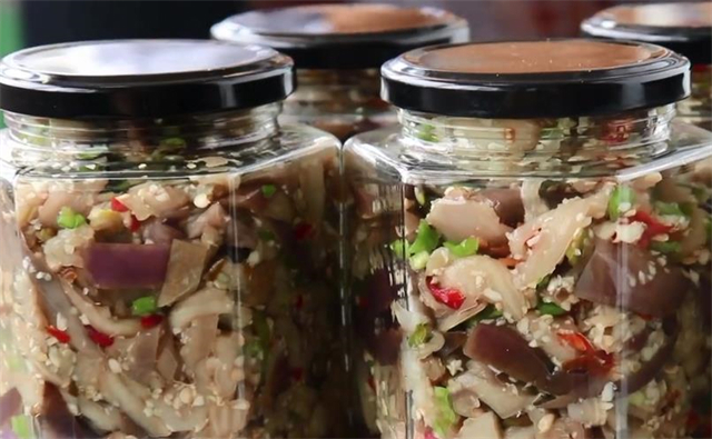 晾干|教你在家腌茄子,一次买10斤茄子腌制起来,放一年不怕坏