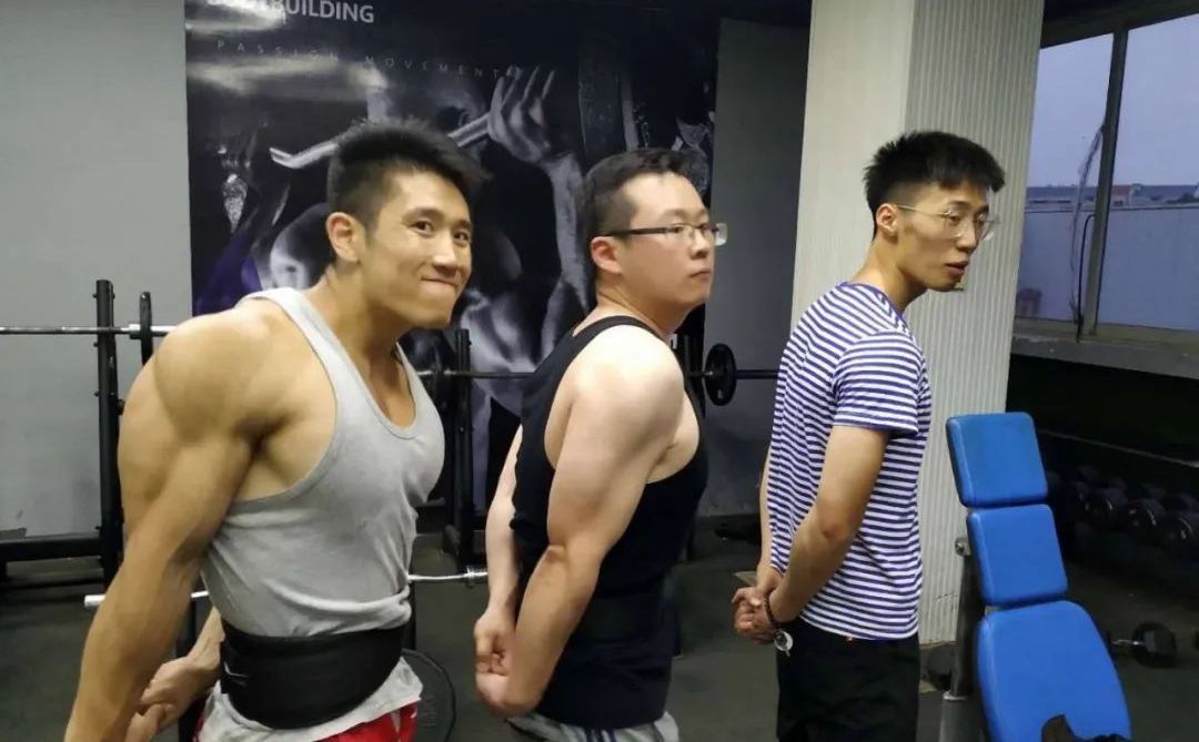 腹肌|深蹲210kg硬拉180kg,山东大汉高颜值好身材,8块腹肌太惹眼