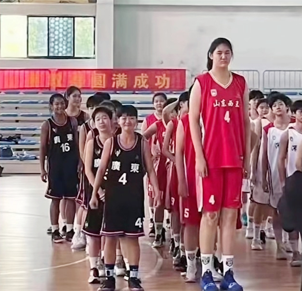 篮板|中国女篮后继有人!14岁2米26中锋率队夺冠,42分25篮板肆虐篮下