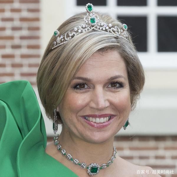 荷兰王室的这件珠宝太值了！皇冠拆成耳环用，祖母绿能换成钻石戴