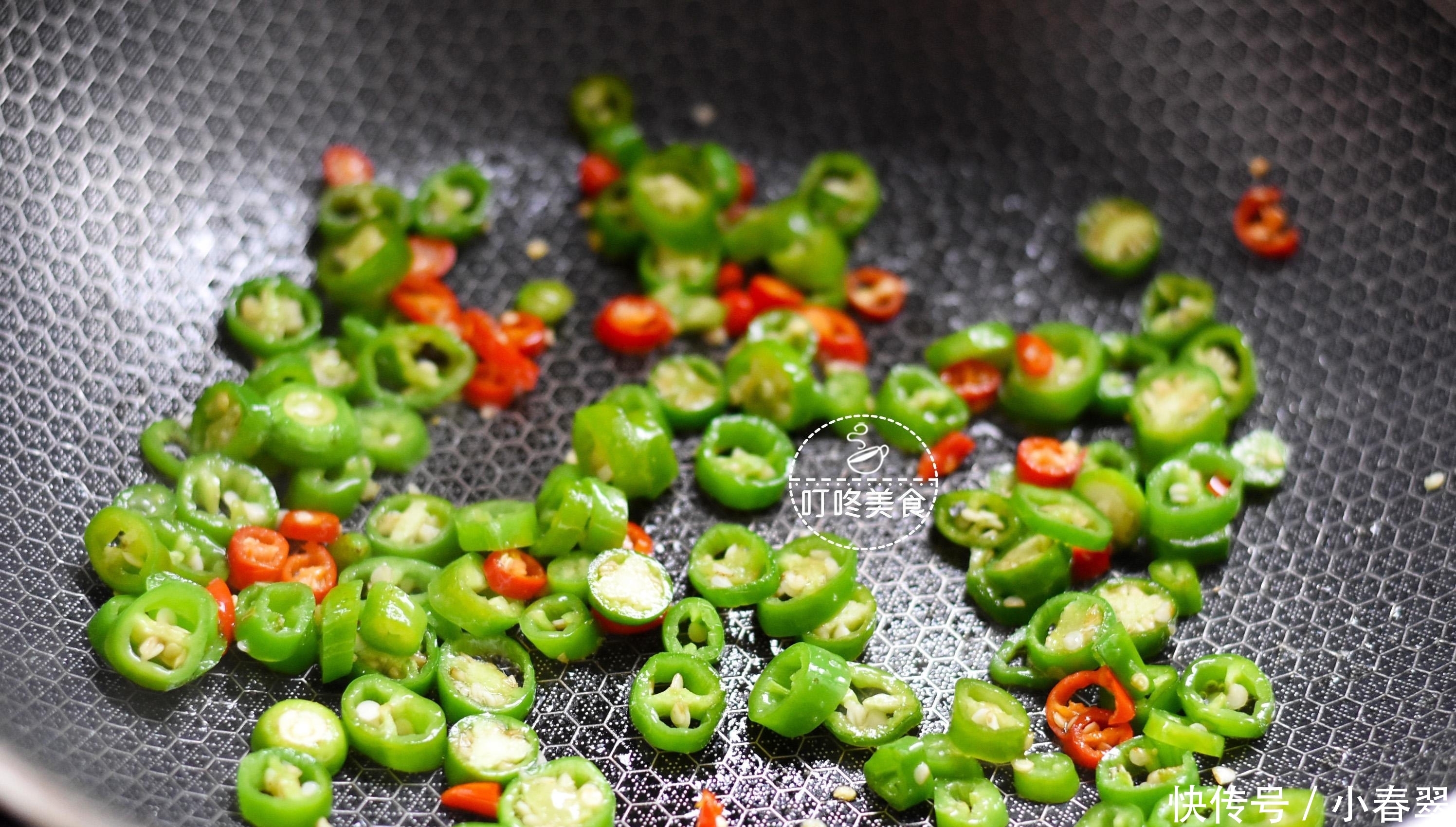 河虾最好吃的做法,简单一炒太香了,学会此做法,三斤都不够吃