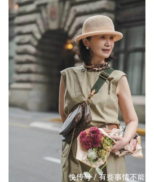 颜色 上了年纪的女人,要懂得丝巾的“三要三不要”,会美得更优雅得体!