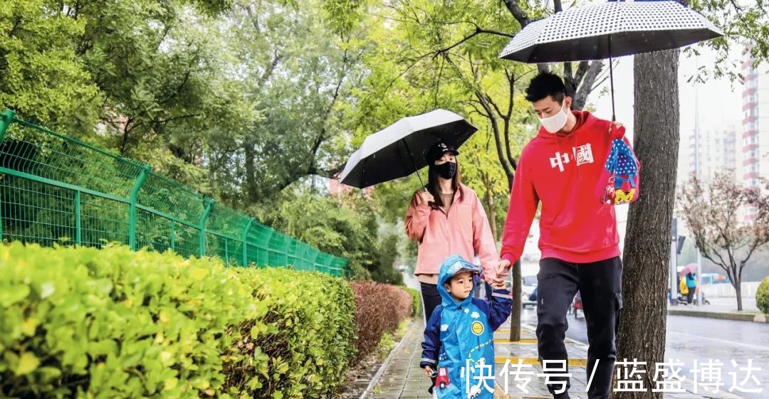 小咖啡|《羽毛球》封面来了！谌龙放缓步调，品味人生的浓香悠长！