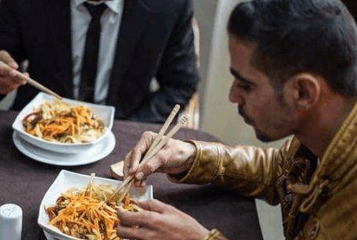 乐坏了|为了吃中餐,外国人发明“新型筷叉”,把中国网友乐坏了