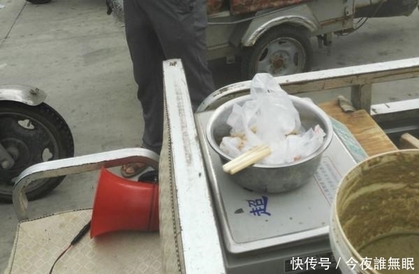恶心|这位大姐卖的街边小吃,看的让人恶心,吃起来却令人欲罢不能