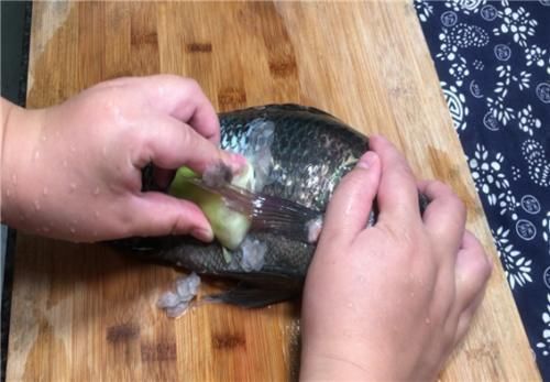 胡萝卜头|才发现刮鱼鳞这么简单，只需一个塑料袋，快速又干净，一秒光溜溜