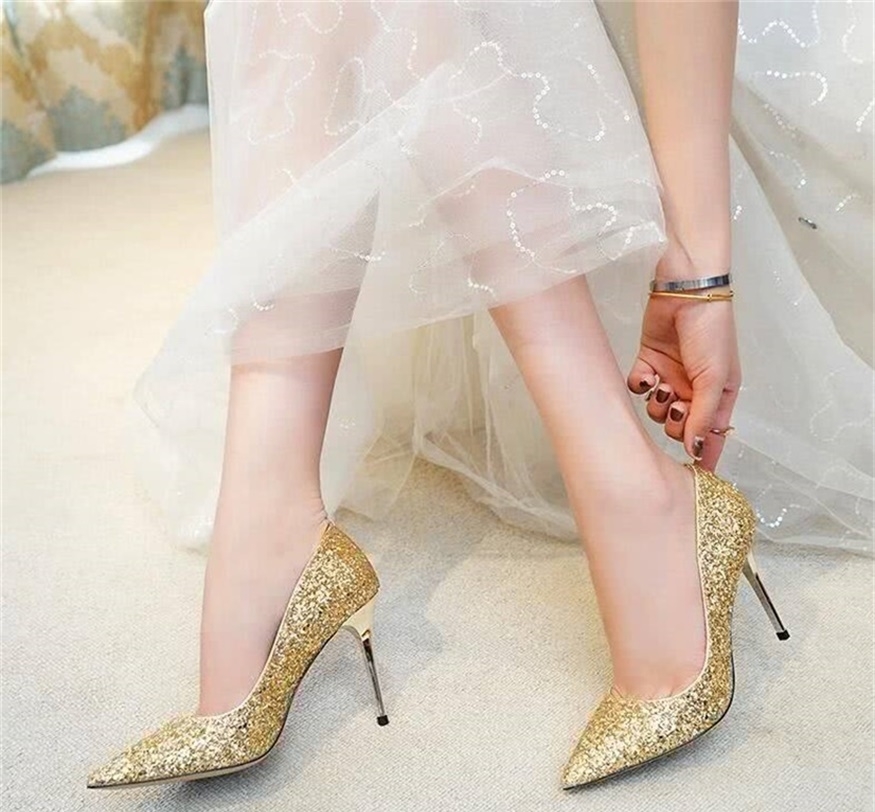 尖尖|尖尖的高跟鞋恰到好处,性感在不经意间自然流露