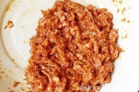 拌饺子馅时,别只会放葱姜,多加这2样,猪肉馅鲜嫩多汁还不腻