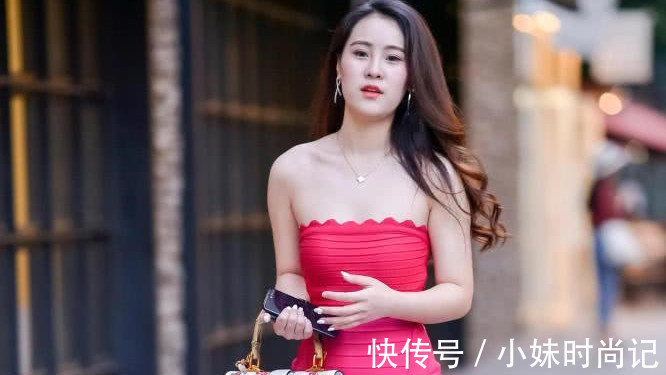 街拍 街拍:这个小巧连衣裙不错, 巧妙的把她身段勾勒得很迷人