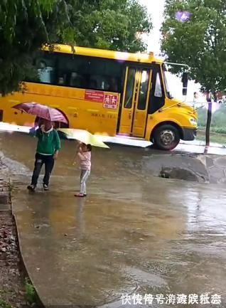 妈咪|下雨天,妹妹在路边撑着伞接哥哥放学,接下来妹妹举动暖炸了