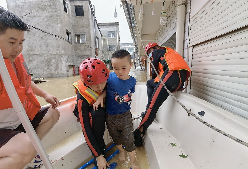 湖北|湖北随州遭遇特大暴雨 救援人员紧急转移受困群众