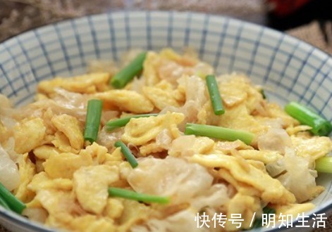 银耳炒鸡蛋|它跟鸡蛋一起炒，营养美味，每周吃三次，还能给肠胃洗个澡！