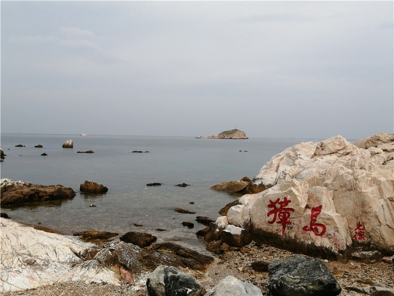 山光海色秀如画，群礁嶙峋水拍岸，海上幻境养马岛