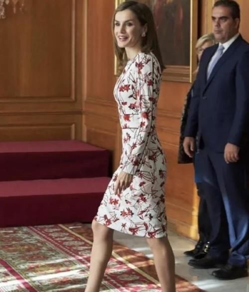 短裙 短裙过时了，今年流行印花连衣裙，西班牙王后、凯特王妃都在穿