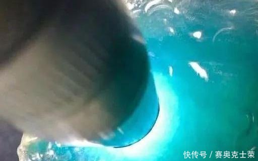 老板娘豪爽30W买下了3公斤的翡翠原石,意外开出完美蓝水翡翠