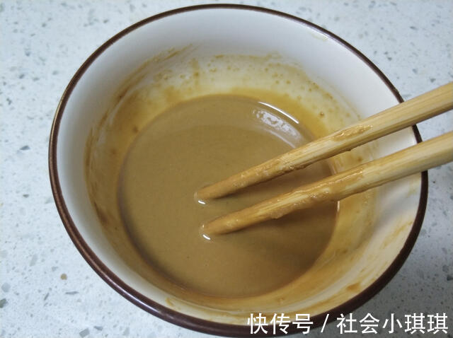 黑芝麻|两勺芝麻酱、一碗面粉,教你在家做麻酱烧饼,学会不用再去买了