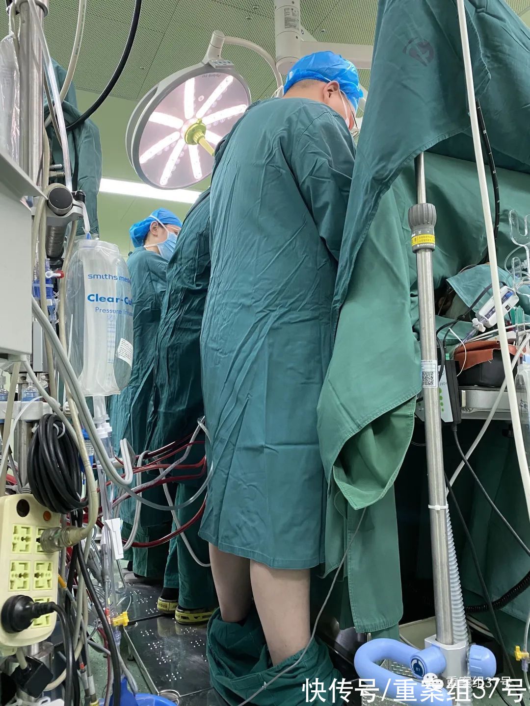 叶敬霆|手术中裤子掉了却顾不上提的外科医生：把病人的命救活就挺开心