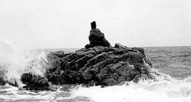 怪不得三界之中无人敢杀孙悟空,你看降生他的那块石头上刻了啥