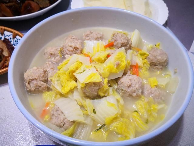 晒老两口丰盛早餐，满满一桌真解馋，网友：勤俭节约不浪费，点赞