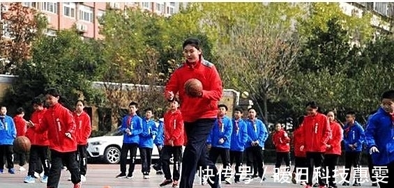 训练营|“14岁女孩身高2米26独霸篮下”
