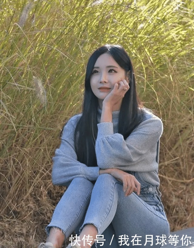 背带裤|清水出芙蓉,天然去雕饰,牛仔背带裤配针织上衣的清纯温柔穿搭