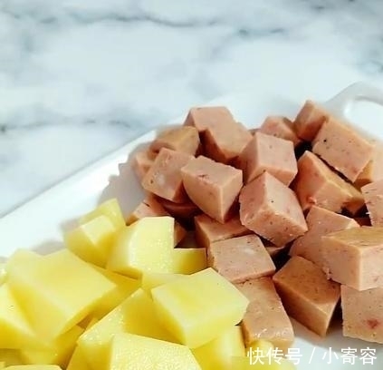 土豆焖饭|懒人必备的一道美食，制作简单，吃起来美味可口，饱腹感又强