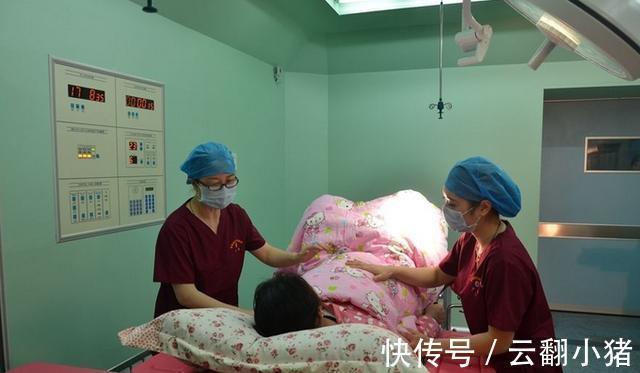 生娃|95后孕妇分娩时来了“生理需求”,男医生淡定回应现场解决吧