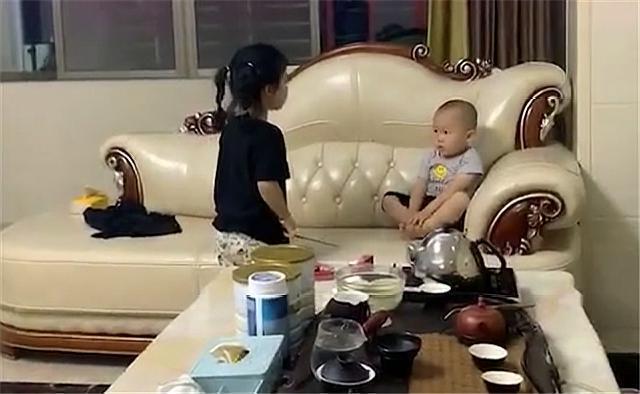 弟弟|双胞胎兄弟被姐姐训哭,妈妈安慰:再忍忍,还有50天姐姐就开学了