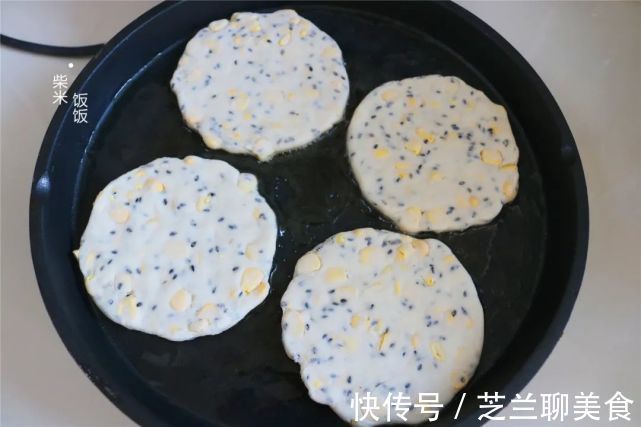 黑芝麻|夏季玉米正鲜嫩,搭配这两种面粉烙饼,又香又软,早餐吃很合适