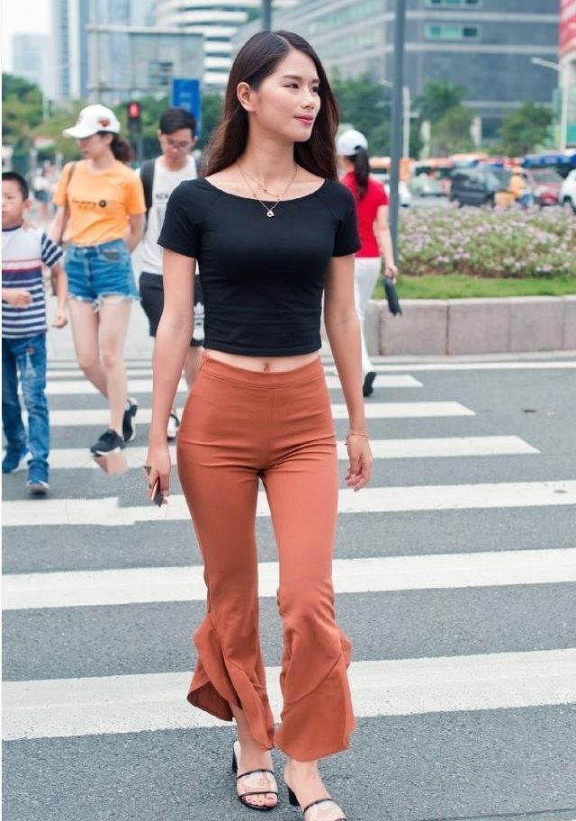 长发披肩|街拍:长发披肩的小姐姐,身穿白色的连衣裙,尽显女神风采