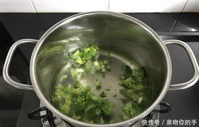 剩米饭新吃法,如此做,孩子三天两头就想吃,连吃3个才过瘾!