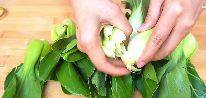 青菜不能直接下锅炒,牢记2个小窍门,出锅青菜翠绿还不出水