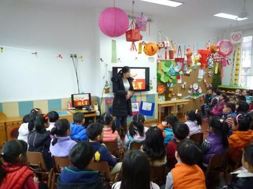 书包|幼儿园检查书包,老师从孩子的书包中拿出这样东西,脸一下就黑了