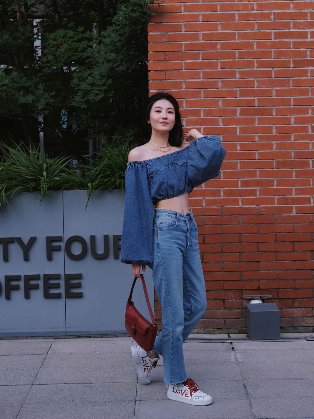 搭配 秋天,牛仔裤怎么穿才高级?和针织衫或背心搭配减龄洋气,超好看