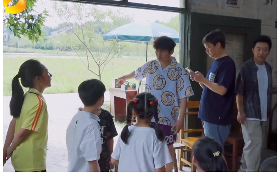 何炅|孩子们问：你们是明星吗？何炅的回答让人很舒服