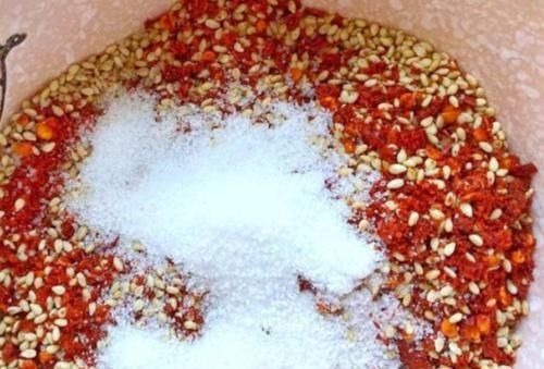 炸辣椒油时,直接泼热油就“废”了,牢记5料4味,辣椒油鲜香红亮