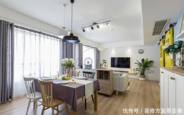 落地窗|97平北欧风三居室,客厅整面落地窗将光线引入室内,大气通透