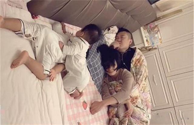 睡眠质量|一家四口睡姿火了,实力诠释什么叫“父母是真爱,孩子是意外”