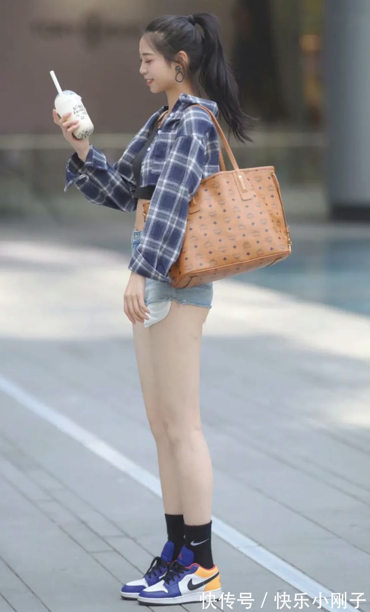 方格衬衫 方格衬衫配牛仔短裤,清新的西式风格,特别修饰身材