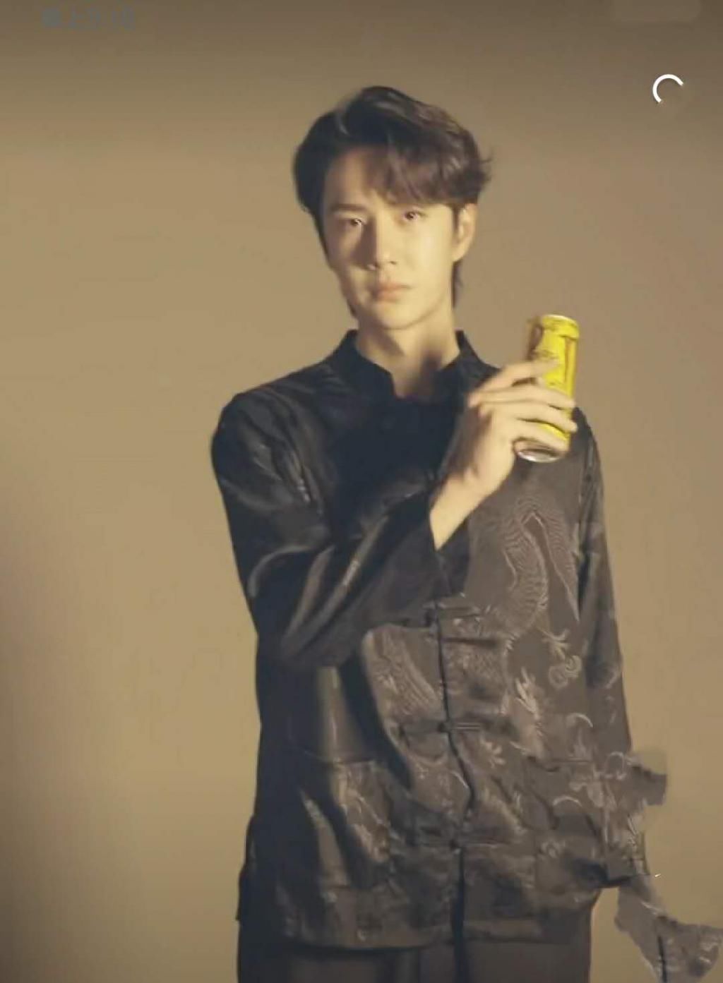 王一博新广告花絮来了穿成了“王大爷”,搭档的男生却意外曝光