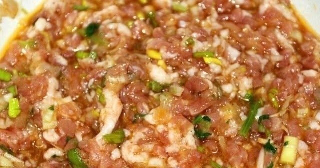 拌猪肉饺子馅时，加水万万不可，省掉这一步，饺子馅更鲜更嫩