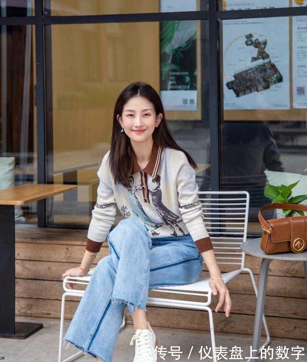 针织上衣 这才是30+女人该有的打扮针织上衣搭配牛仔喇叭裤,时髦又舒适