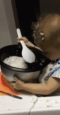 |搞笑GIF:小姐姐这样对妹妹真的好吗!